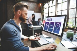 マッチングサイト構築方法を紹介！種類・型・収益方法の分析も！