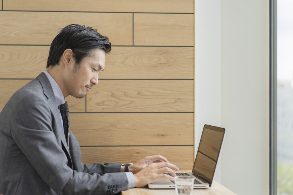 パソコンを操作する男性