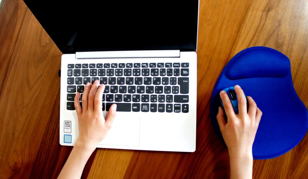 パソコンを操作するシーン