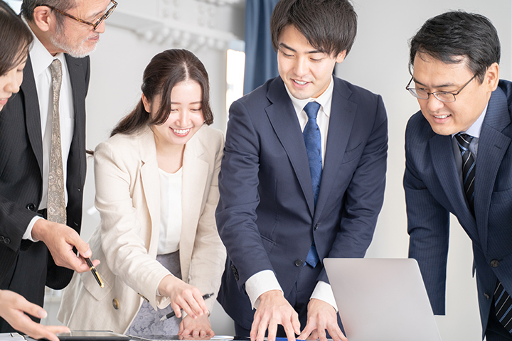 オフィスで多様な世代のミーティングビジネスシーン