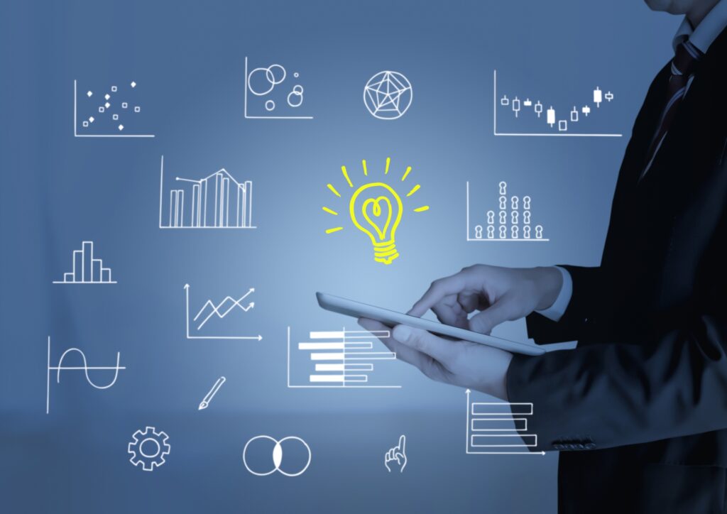 横向きビジネスマンと電球アイデア