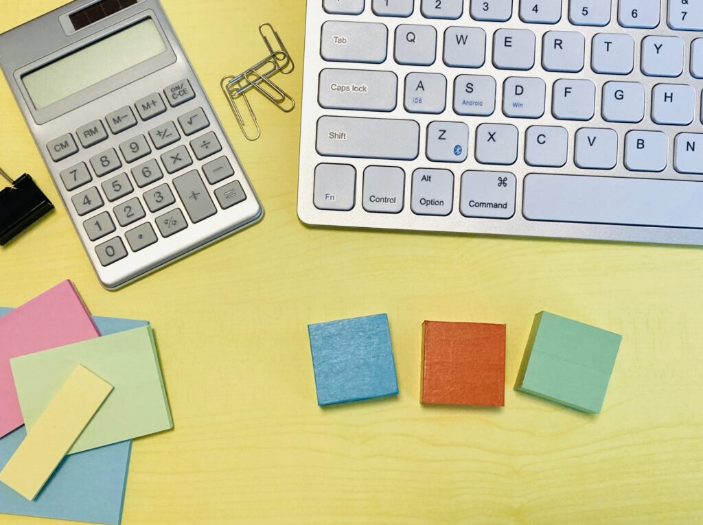 カラフルなブロック3つ&電卓・PC