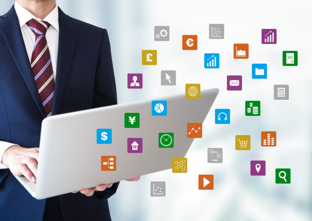 パソコンを持つ男性