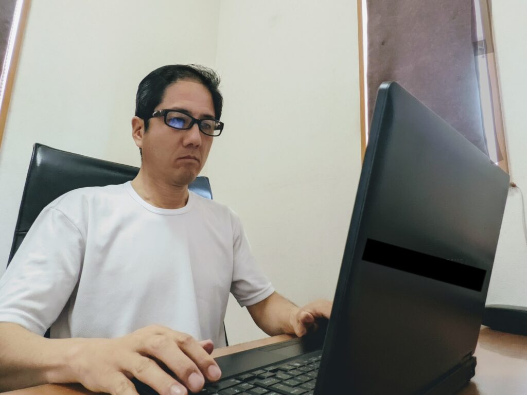 自宅で仕事をしている男性