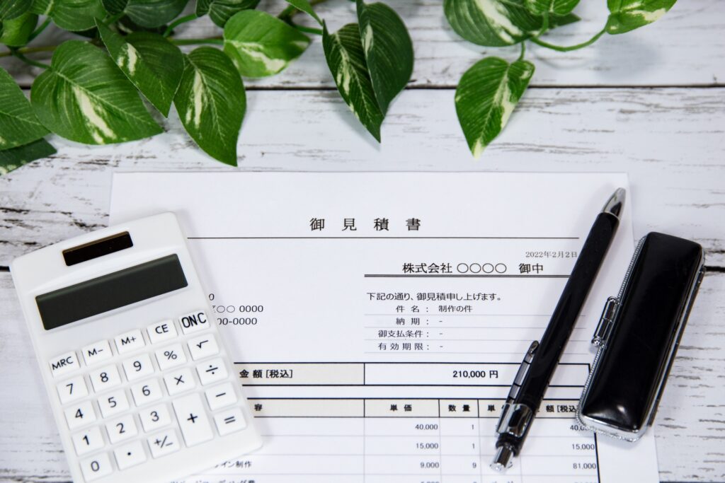 電卓と見積書のイメージ