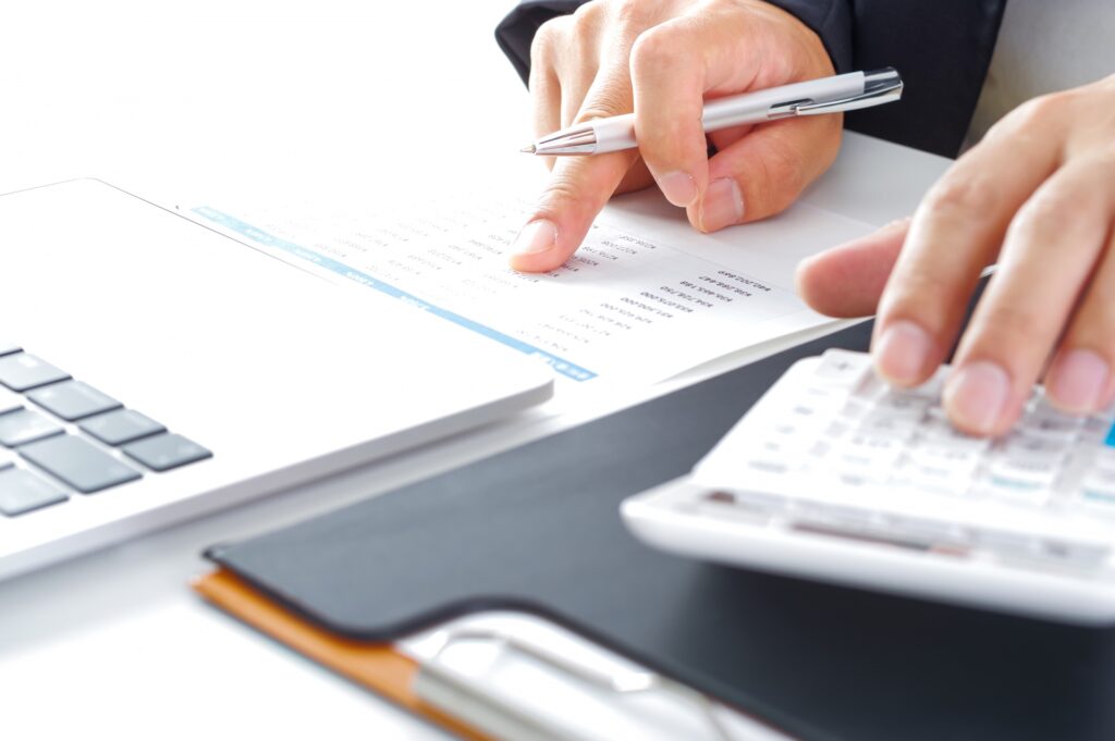 書類を見て計算をする男性の手元