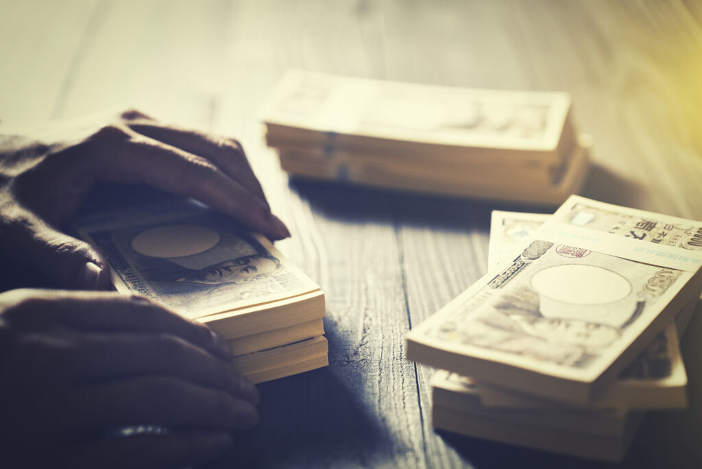 お金と男性の手元