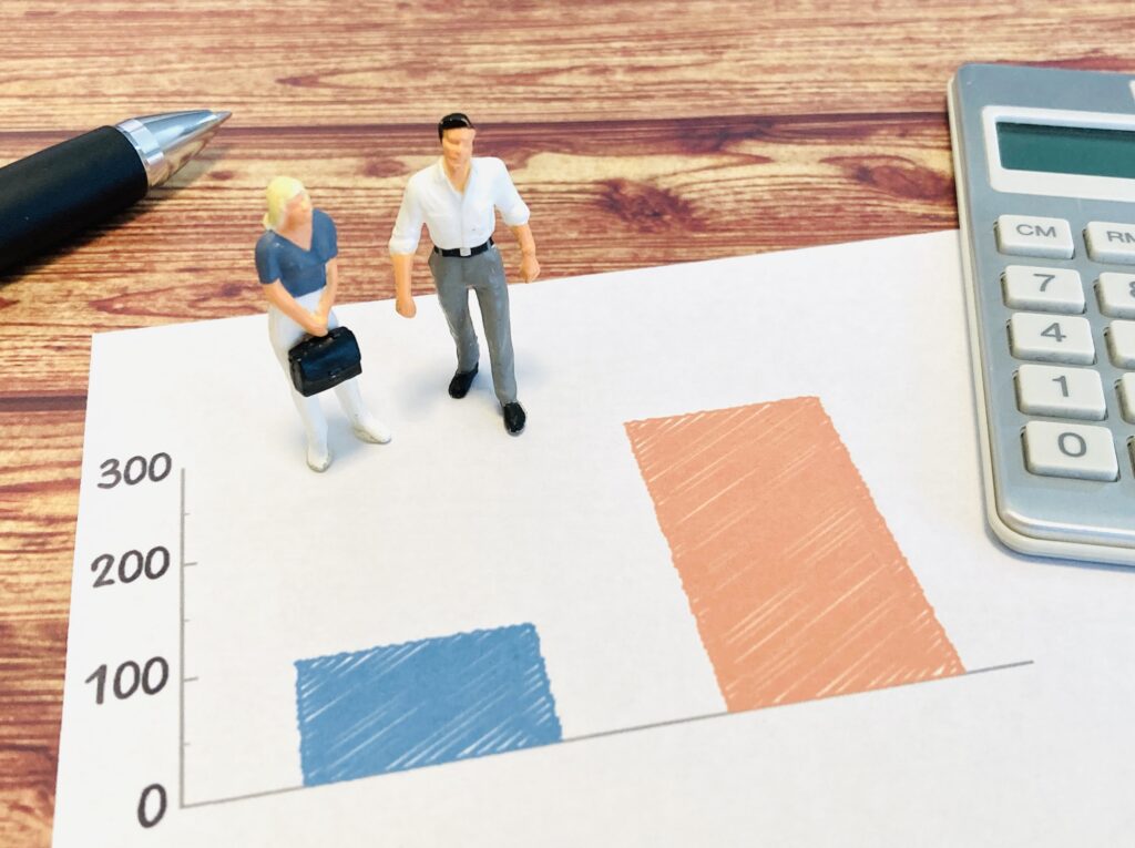 チームを組む男女とグラフ