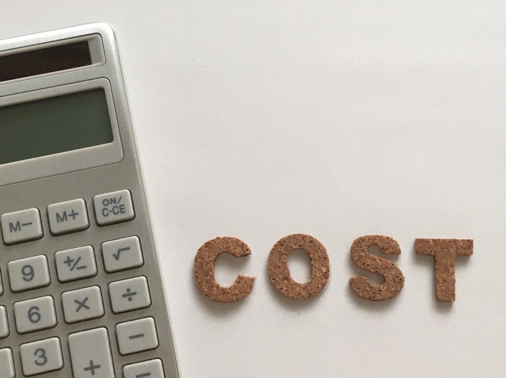 コストの文字と電卓