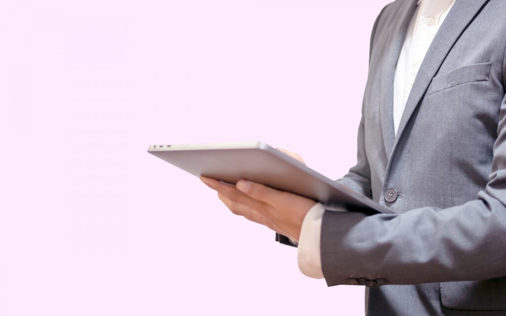 タブレット端末を操作するビジネスマン