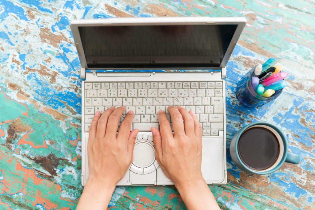 デスクの上のノートパソコン