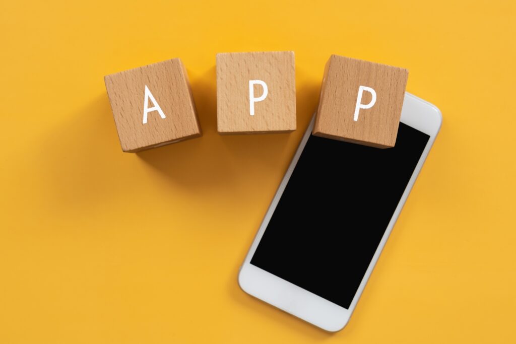 アプリ｜「APP」と書かれた積み木とスマホ