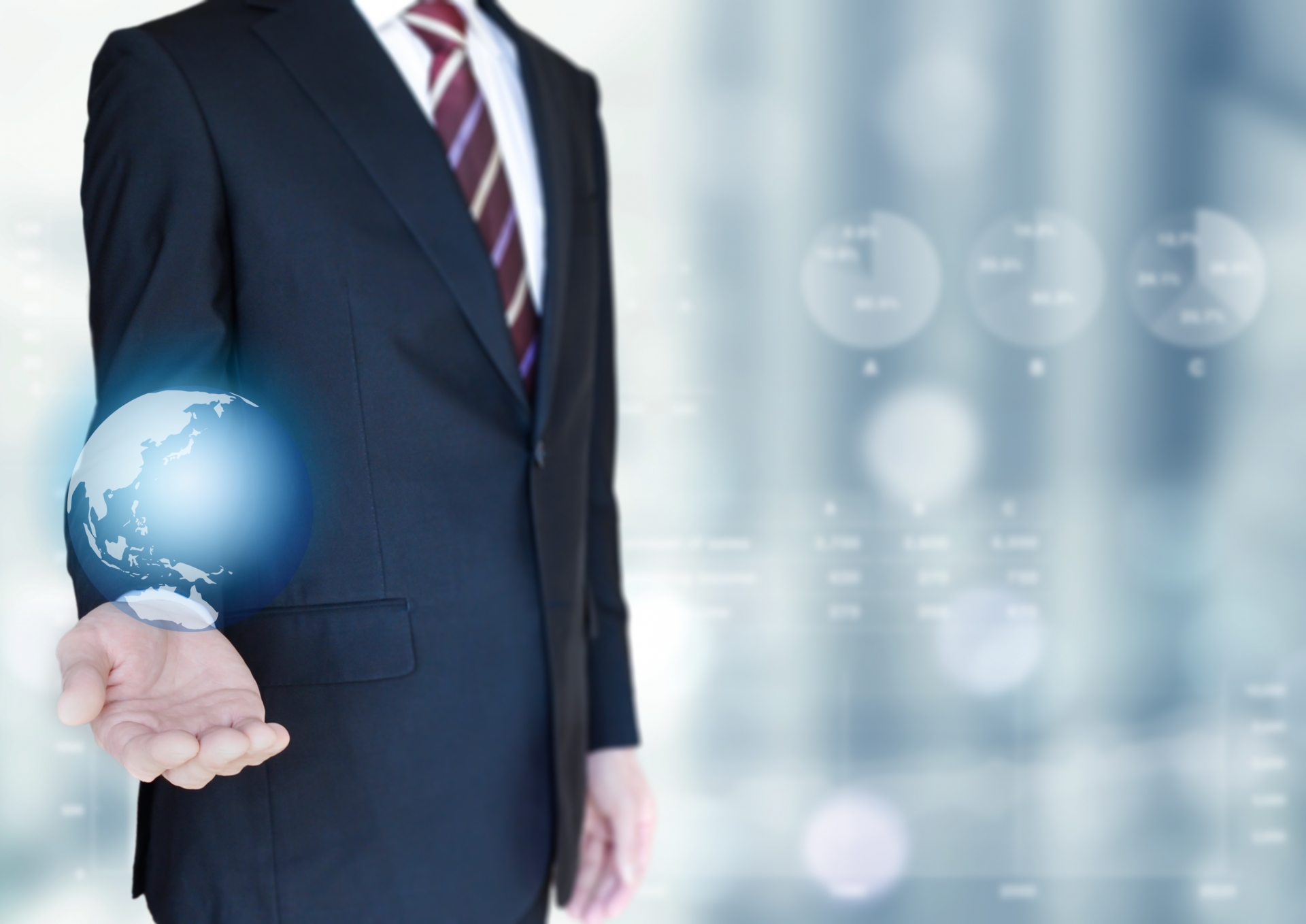 手のひらに地球儀がある男性の画像