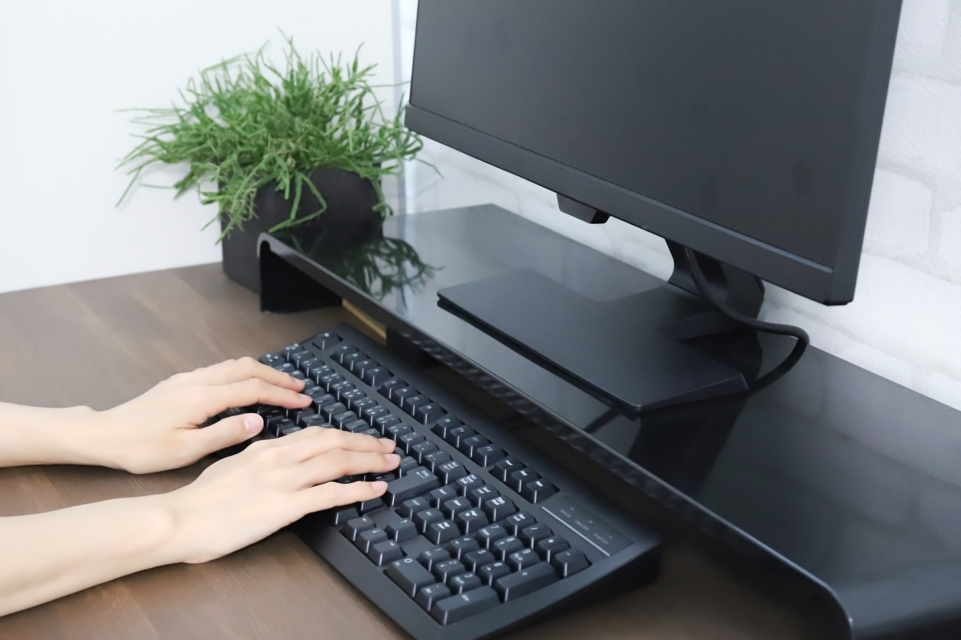 デスクトップPCと操作する手