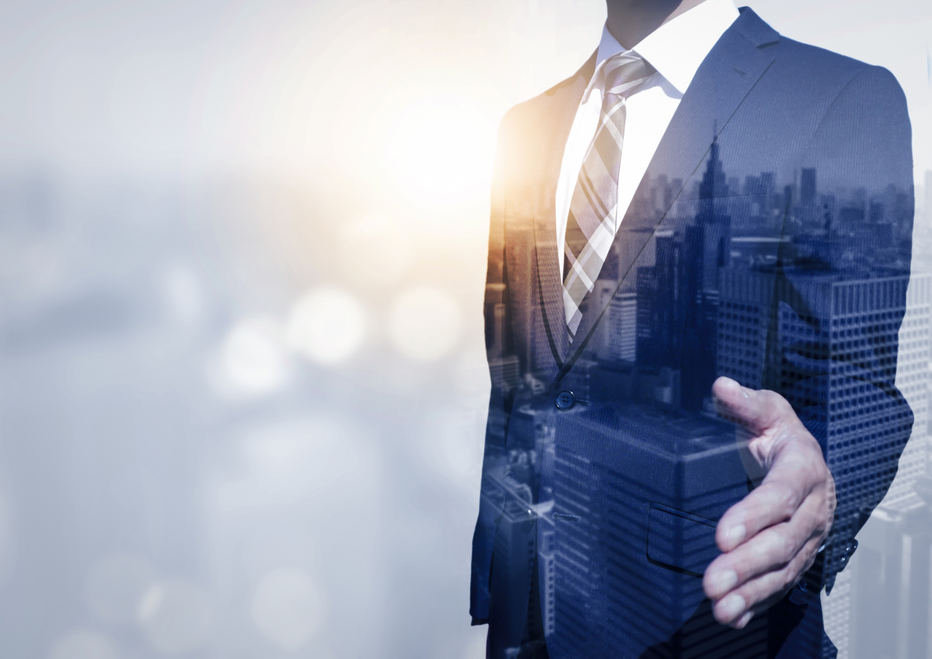 左手で握手を求める男性