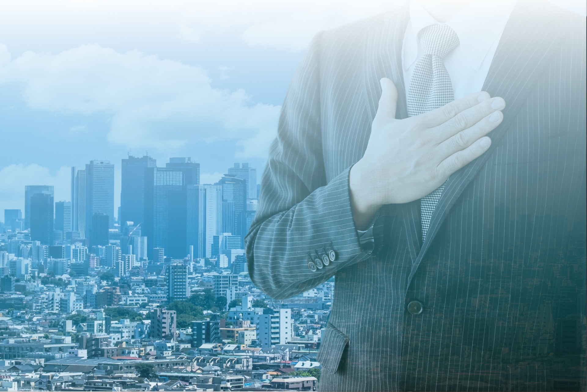 胸に手をあてる男性