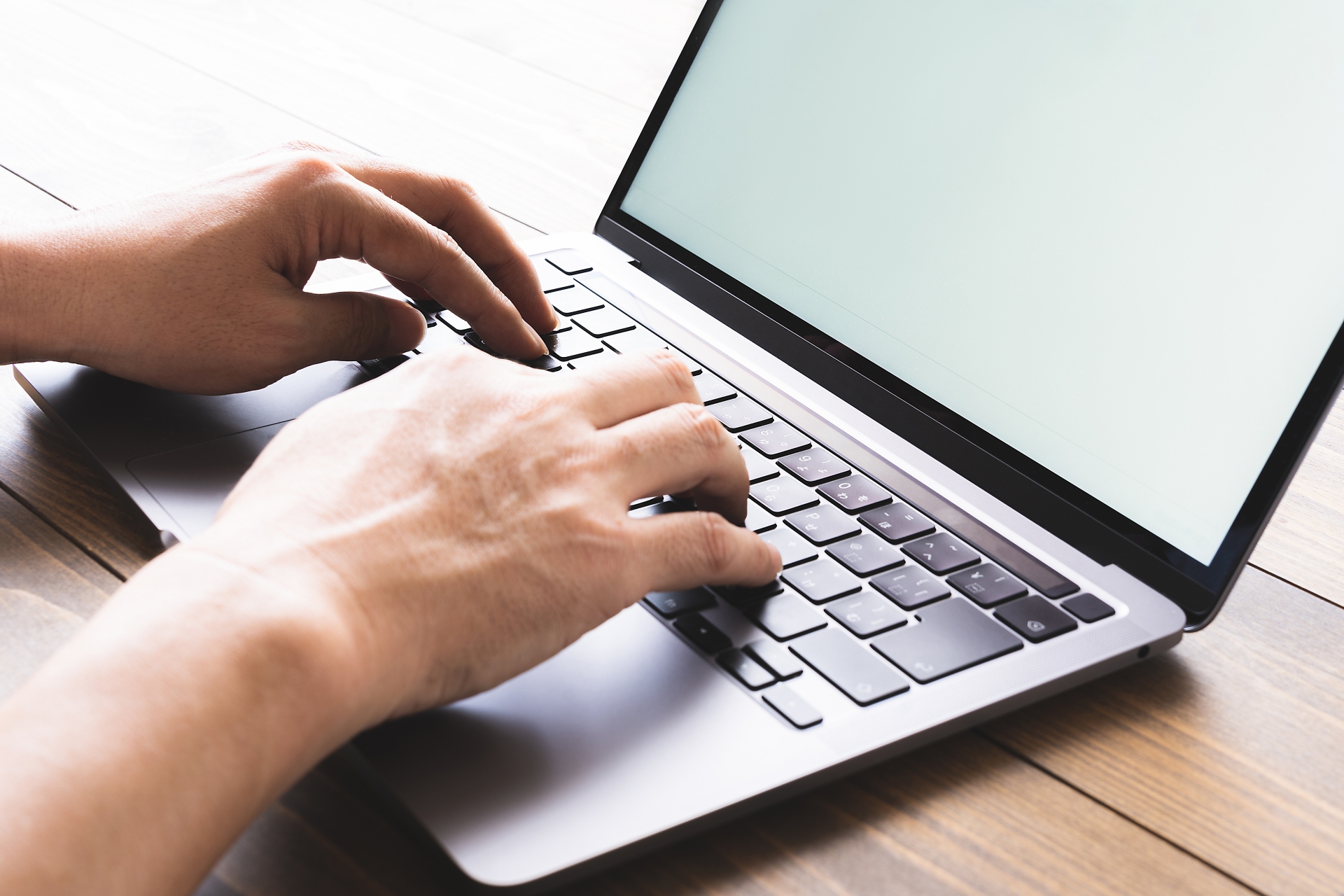 パソコンを操作する人の手