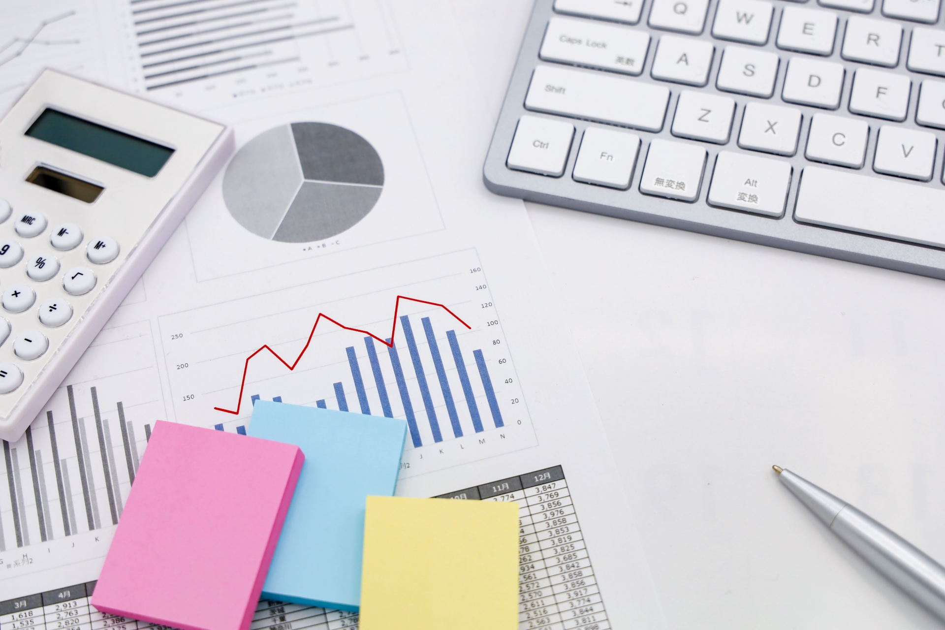 付箋と資料と電卓