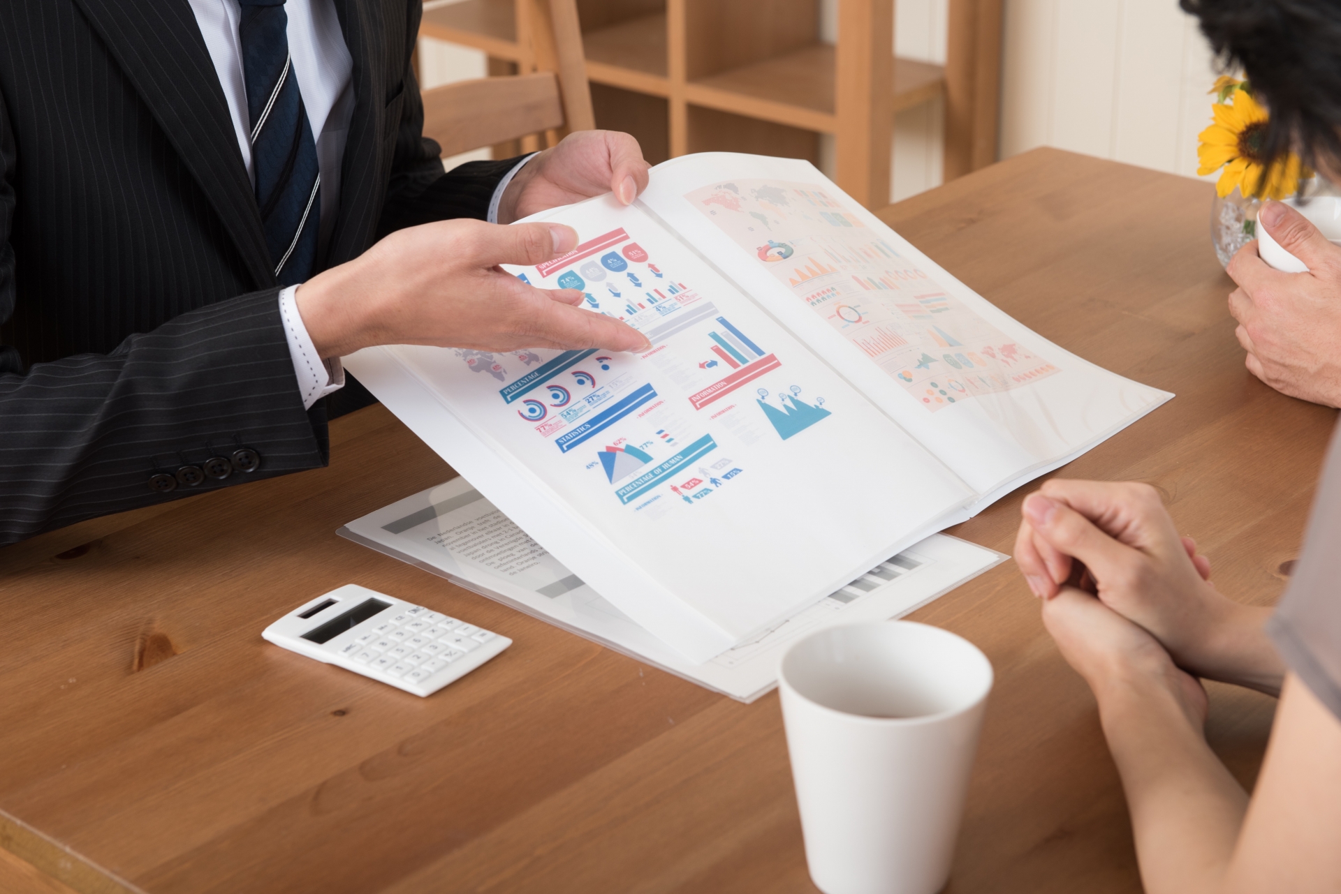 資料の説明をする男性