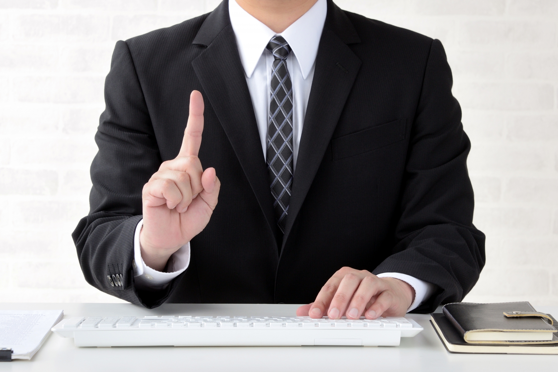 人差し指を立てる男性