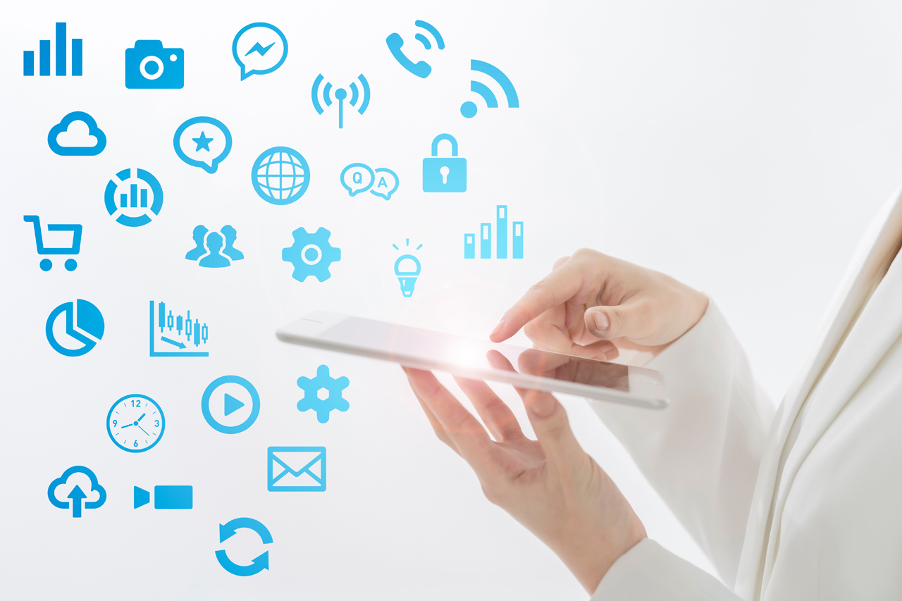 タブレットを操作する女性