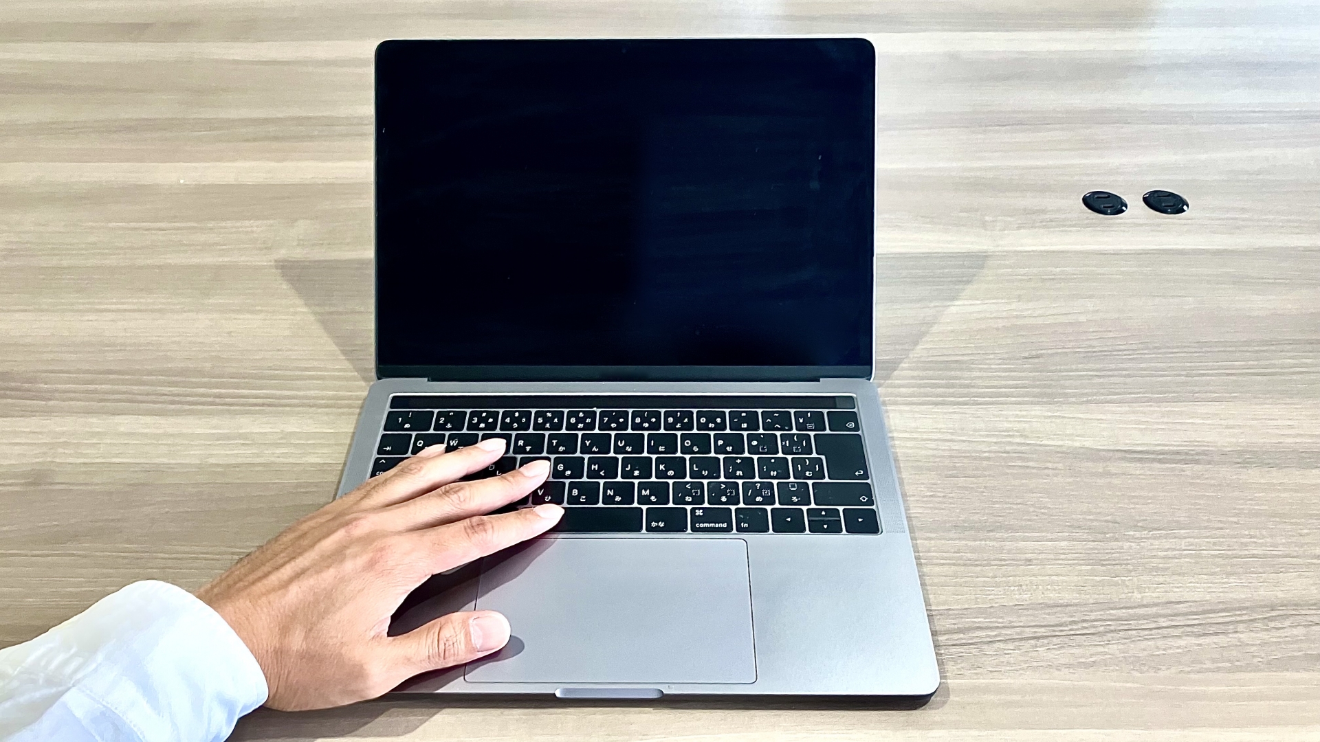 パソコンと手の画像