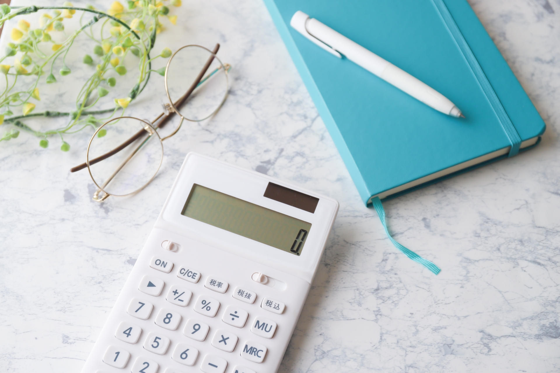 電卓とメガネとメモ帳