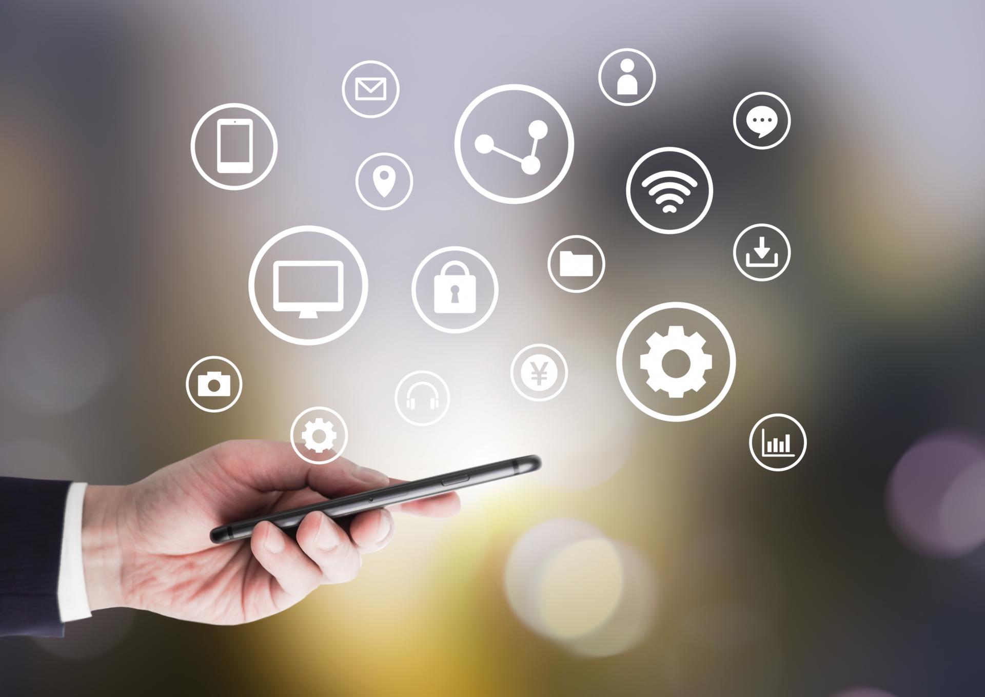 スマホを操作する男性