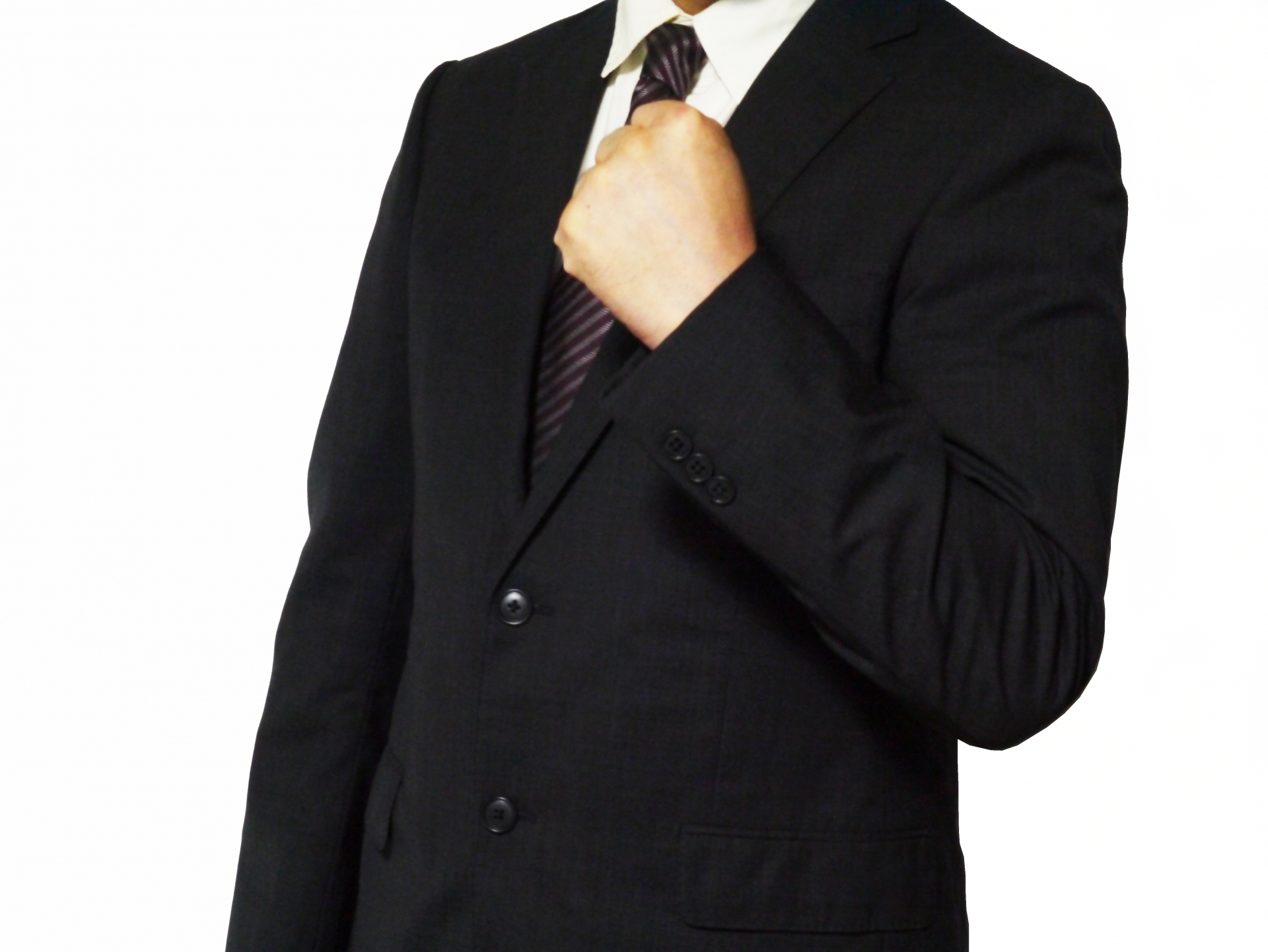 胸の前で拳を握る男性