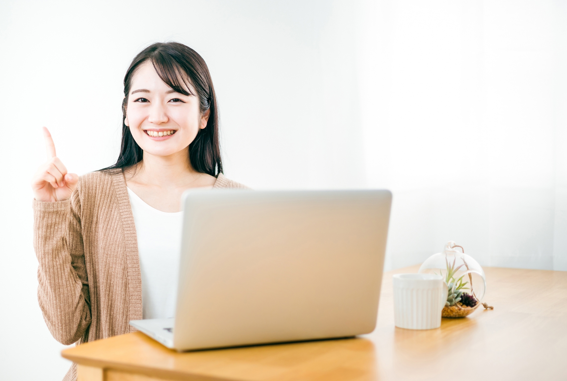 人指し指を立てている女性