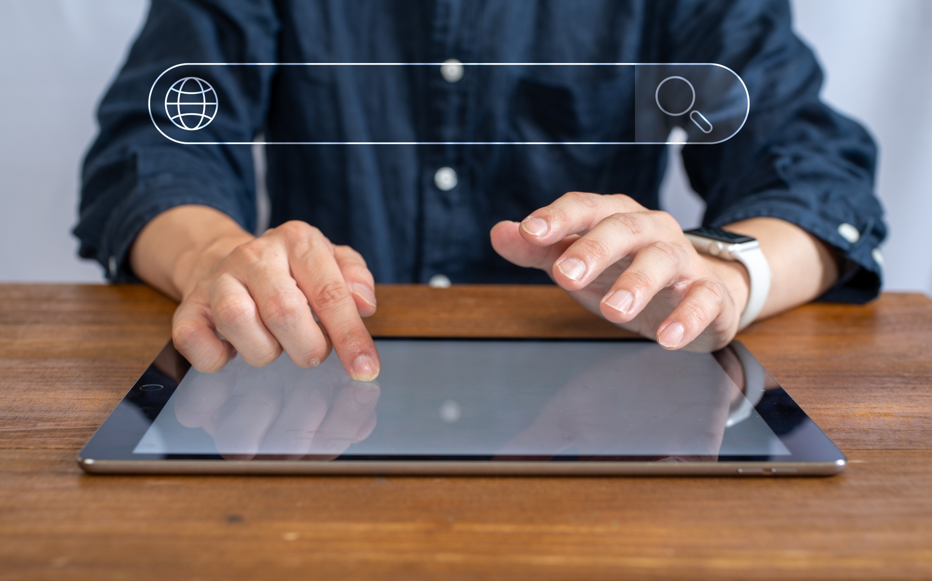 タブレットを操作する男性の画像