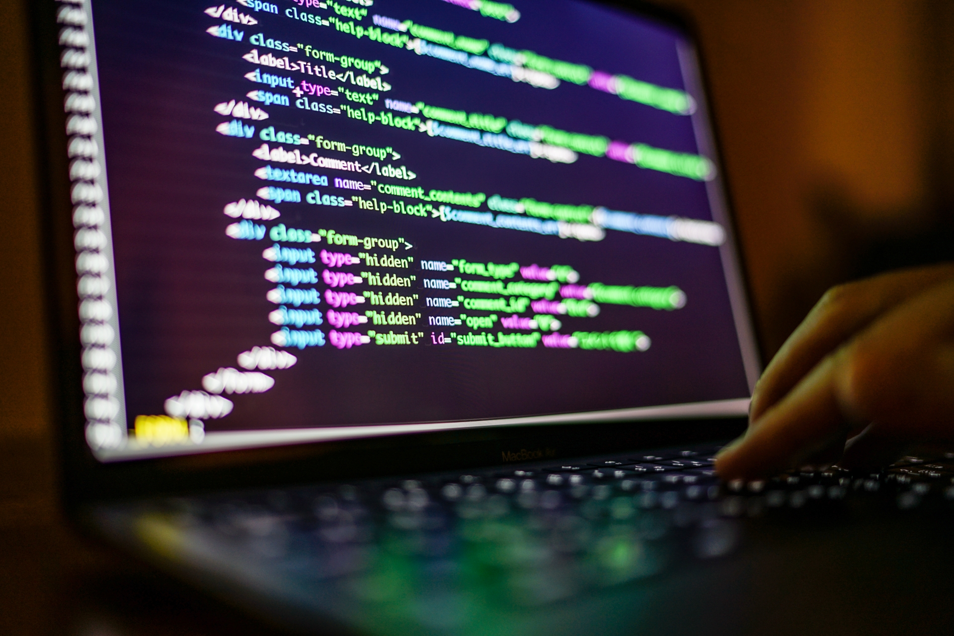 ソースコードが写っているPC画面