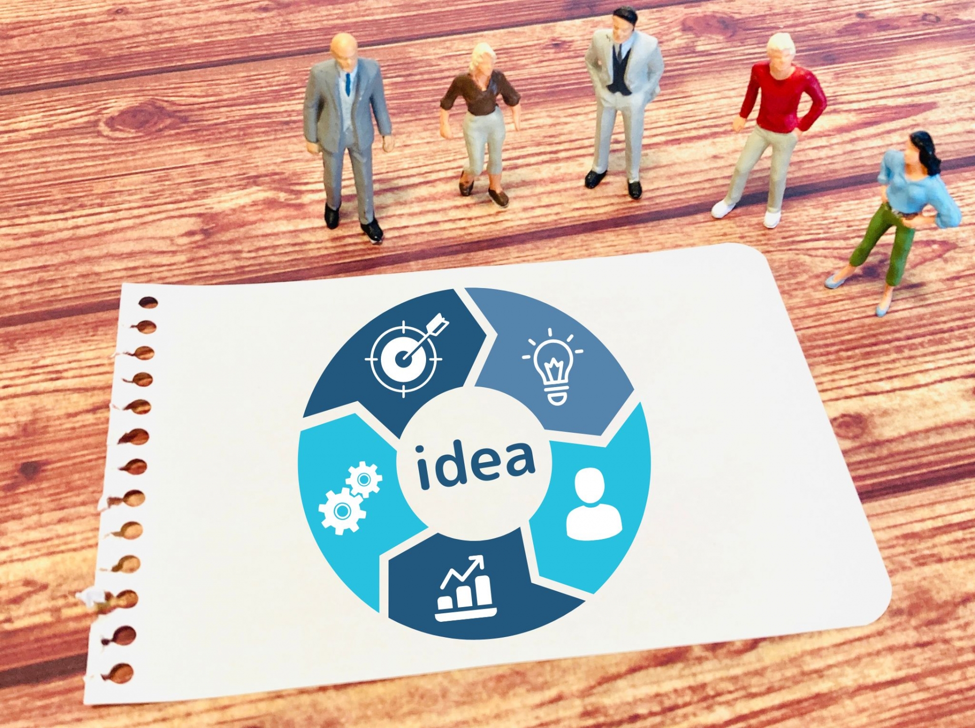 図を囲む人のイラスト